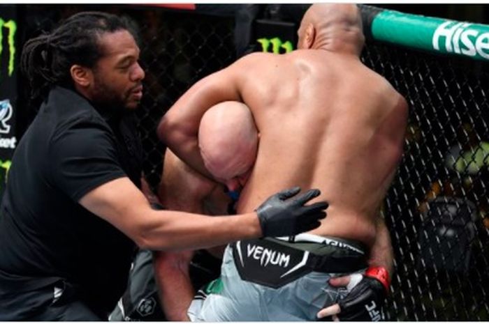 Wasit MMA, Herb Dean, saat bertugas di UFC Vegas 42, Minggu (14/11/2021) WIB.