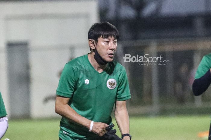 Pelatih timnas Indonesia, Shin Tae-yong, hadir dalam latihan skuatnya di Lapangan B, Senayan, Jakarta, 9 November 2021.