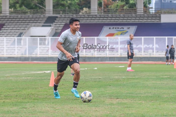 Asnawi Mangkualam sedang menguasai bola dalam pemusatan latihan timnas Indonesia di Stadion Madya, Senayan, Jakarta, 10 November 2021.