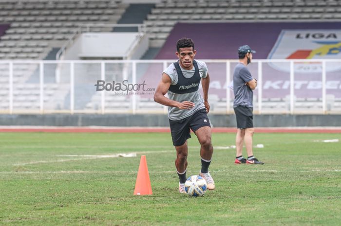 Ricky Kambuaya sedang menguasai bola dalam pemusatan latihan timnas Indonesia di Stadion Madya, Senayan, Jakarta, 10 November 2021.