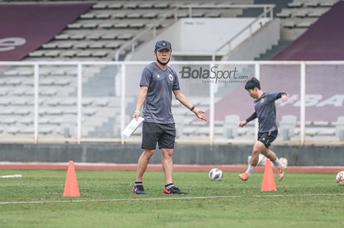 Pelatih timnas Indonesia, Shin Tae-yong, sedang memantau para pemainnya dalam latihan di Stadion Madya, Senayan, Jakarta, 10 November 2021.