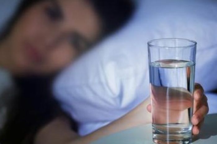 Tolong Jangan Disepelekan! Minum Air Putih Sebelum Tidur Ternyata  Berbahaya, Wanita Ini Sampai Alami Perubahan Drastis Pada Tubuhnya di Pagi  Hari - Semua Halaman - Grid Fame