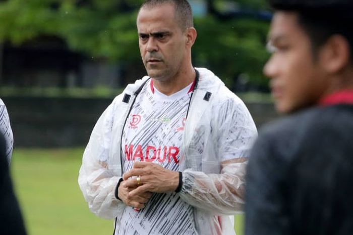 Fabio Araujo Lefundes tengah memimpin latihan skuad Madura United