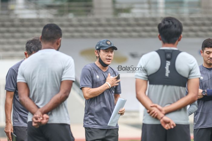 Pelatih timnas Indonesia, Shin Tae-yong (tengah), sedang memberikan arahan kepada para pemainnya di Stadion Madya, Senayan, Jakarta, 10 November 2021.