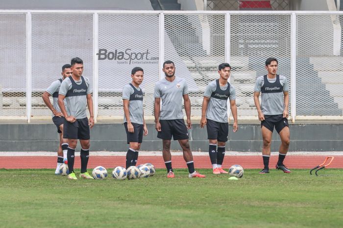 Sejumlah pemain timnas Indonesia yakni Dedik Setiawan, Evan Dimas, Marckho Sandy Meraudje, Pratama Arhan, dan Hanis Saghara (dari kiri ke kanan) sedang berlatih dalam pemusatan latihan di Stadion Madya, Senayan, Jakarta, 10 November 2021.