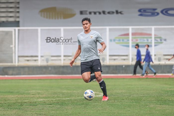 Fachruddin Aryanto sedang menguasai bola dalam pemusatan latihan timnas Indonesia di Stadion Madya, Senayan, Jakarta, 10 November 2021.