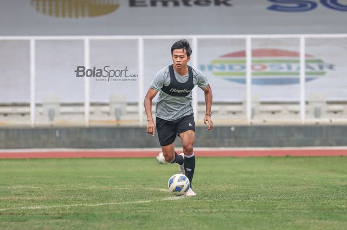Edo Febriansyah sedang menggiring bola dalam pemusatan latihan timnas Indonesia di Stadion Madya, Senayan, Jakarta, 10 November 2021.