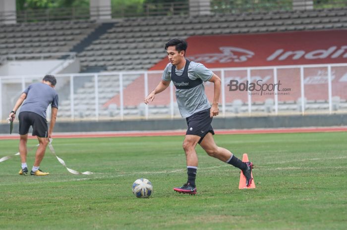 Hanis Saghara sedang menguasai bola dalam pemusatan latihan timnas Indonesia di Stadion Madya, Senayan, Jakarta, 10 November 2021.
