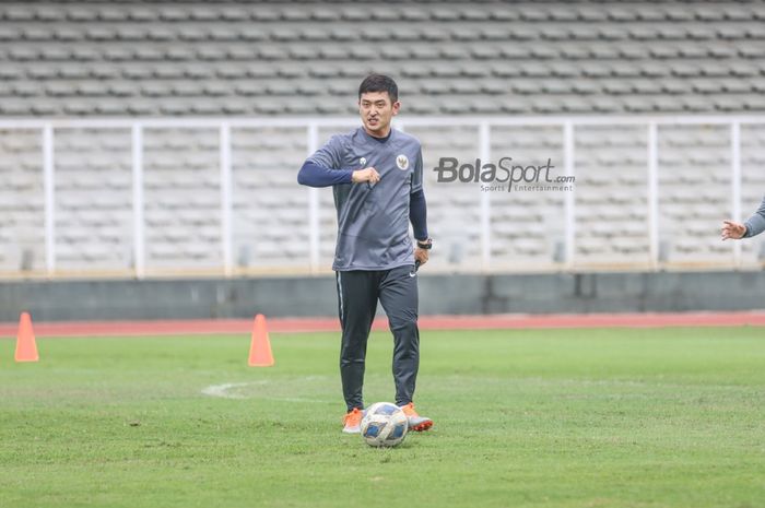 Asisten pelatih timnas Indonesia, Shin Sang-gyu, nampak sedang memberikan arahan kepada para pemainnya di Stadion Madya, Senayan, Jakarta, 10 November 2021.
