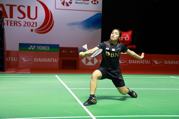 Pebulu tangkis tunggal putri Indonesia, Gregoria Mariska Tunjung, ketika menghadapi Sayaka Takahashi (Jepang) pada babak pertama Indonesia Masters 2021 di Bali International Convention Centre, Bali, 17 November 2021.