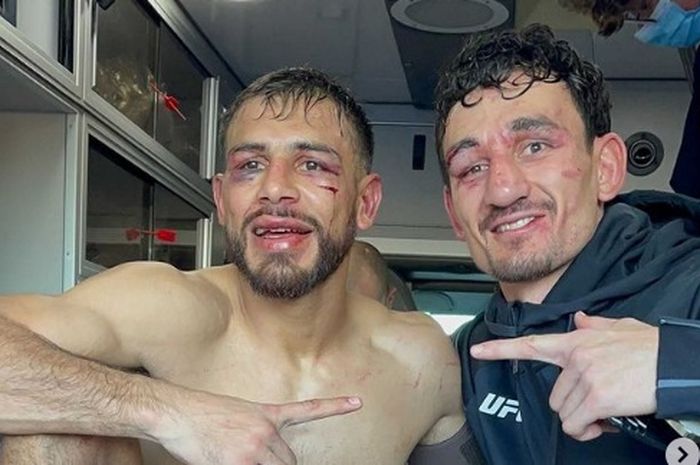 Yair Rodriguez (kiri), dan Max Holloway (kanan) usai duel brutal mereka di UFC Vegas 42 kemarin (14/11/2021).