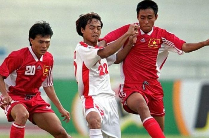 Striker Timnas Indonesia Gendut Doni Christiawan (tengah) menjadi pahlawan kemenangan 3-2 atas Vietnam dalam semifinal Piala AFF 2000 di Bangkok, Thailand, 16 November 2000.
