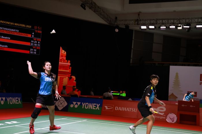 Pasangan ganda putri Indonesia, Siti Fadia Silva Ramadhanti/Ribka Sugiarto, saat tampil pada babak 32 besar Indonesia Masters 2021 di Bali International Convention Centre, Nusa Dua Bali, Rabu (17/11/2021).