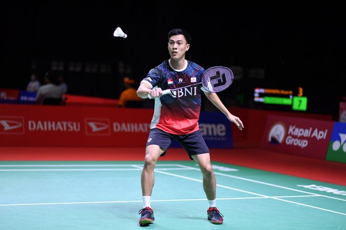 Tunggal putra Indonesia, Shesar Hiren Rhustavito, saat menghadapi Sai Praneeth (India) di babak 32 besar Indonesia Masters 2021 yang digelar di Bali International Convention Centre, Nusa Dua, Bali, Rabu (17/11/2021).