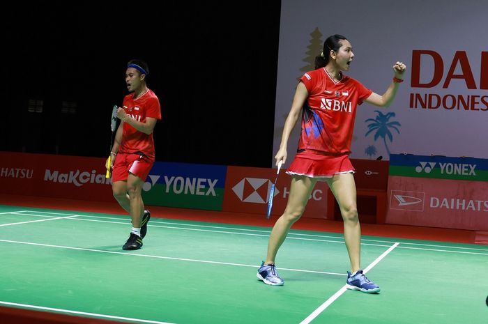 Pasangan ganda campuran Indonesia, Hafiz Faizal/Gloria Emanuelle Widjaja, memetik kemenangan pada babak kedua Indonesia Masters 2021 di Bali International Convention Centre, Bali, 18 November 2021.