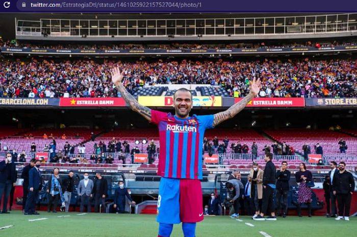 Dani Alves mengaku tak mau hanya menjadi ban serep di Barcelona karena pulang ke Camp Nou saat usia senja.