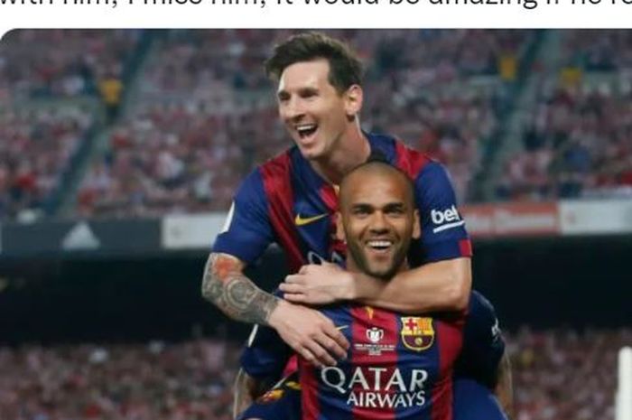 Dani Alves dan Lionel Messi melakukan selebrasi saat membela Barcelona.