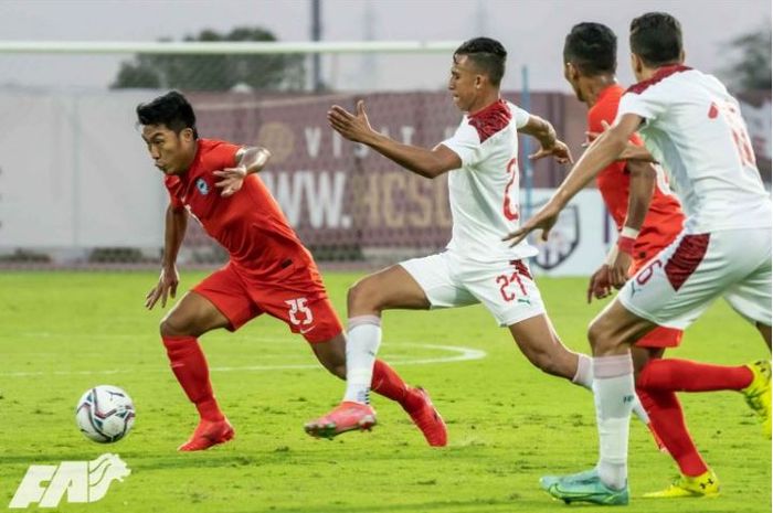 Pemain Timnas Singapura, Song Uiyoung, menggiring bola saat melawan Timnas Maroko pada Selasa (16/11/2021).
