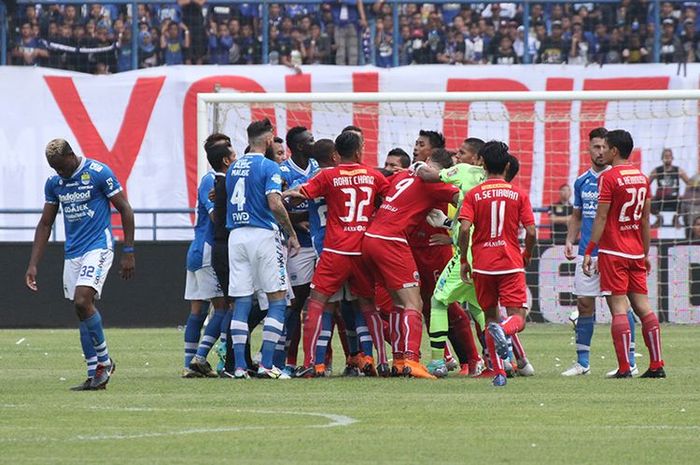 Pertandingan Persib vs Persija dalam lanjutan pertandingan Liga 1 2018 di Stadion Gelora Bandung Lautan Api (GBLA), Kota Bandung.(KOMPAS.com/SEPTIAN NUGRAHA)