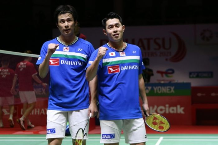 Pasangan ganda putra Jepang, Yugo Kobayashi dan Takuro Hoki, berpose setelah memenangi pertandingan semifinal Indonesia Masters 2021 di Bali International Convention Centre, Bali, 20 November 2021.