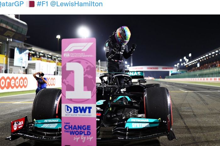 Pembalap Mercedes, Lewis Hamilton, menjadi pole sitter pada kualifikasi Formula 1 GP Qatar di Sirkuit Losail, Qatar, 20 November 2021.