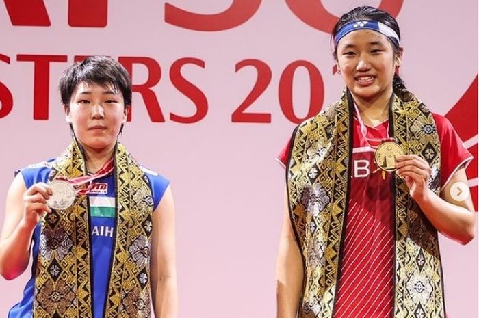 Tunggal putri Jepang, Akane Yamaguchi (kiri) berpose di podium Indonesia Masters 2021 bersama An Se-young.