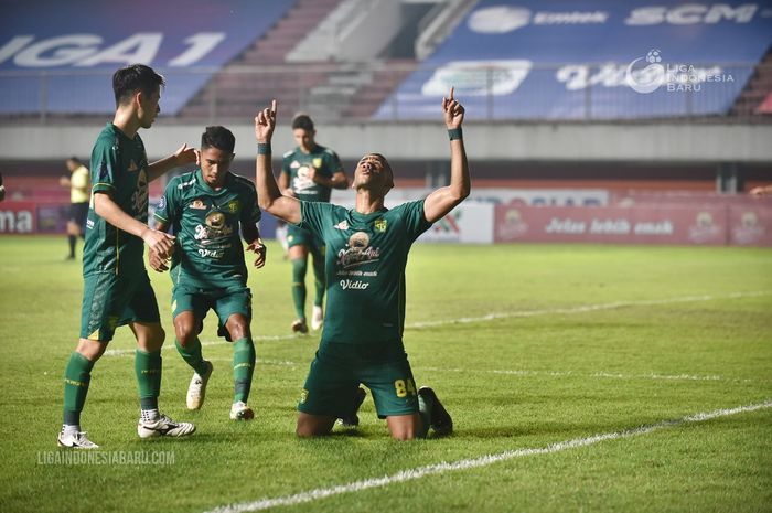 Striker Persebaya Surabaya, Jose Wilkson Teixeira Rocha melakukan selebrasi usai mencetak gol lawan MAdura United, Sabtu (20/11/2021)