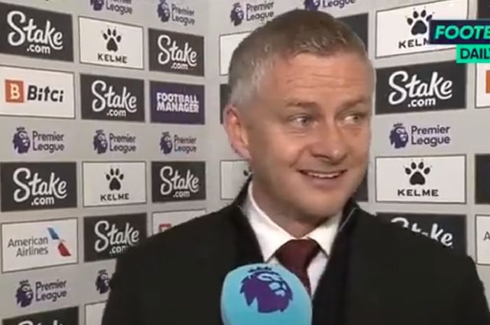 Pelatih Manchester United, Ole Gunnar Solskjaer, tetap bisa menyunggingkan senyum kendati timnya dipermalukan Watford di Liga Inggris 2021-2022.