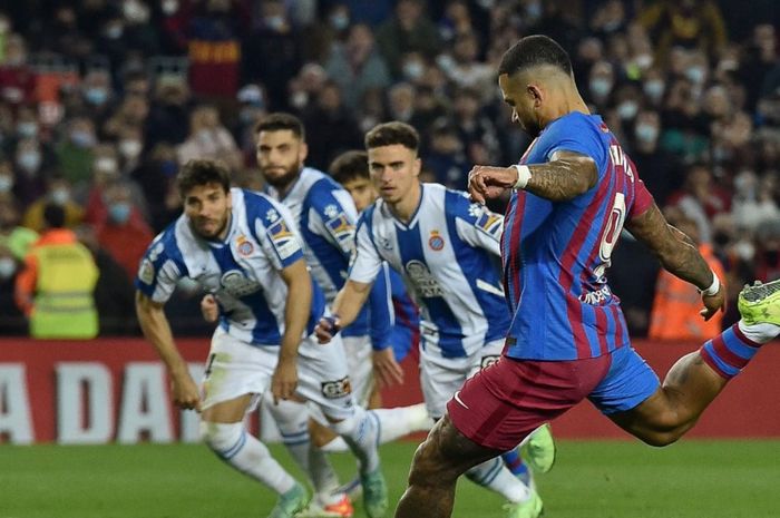 Memphis Depay sukses mengkonversi tendangan penalti yang buat Barcelona unggul 1-0 atas Espanyol di Derbi Catalunya.