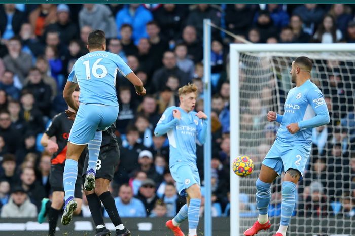 Rodri berhasil mencetak gol melalui tendangan roket dari luar kotak penalti yang mengubah kedudukan menjadi 2-0 bagi Man City atas Everton.