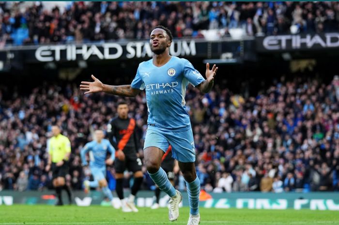 Raheem Sterling mencetak gol pada menit ke-44 membuat Man City unggul 1-0 atas Everton di babak pertama.