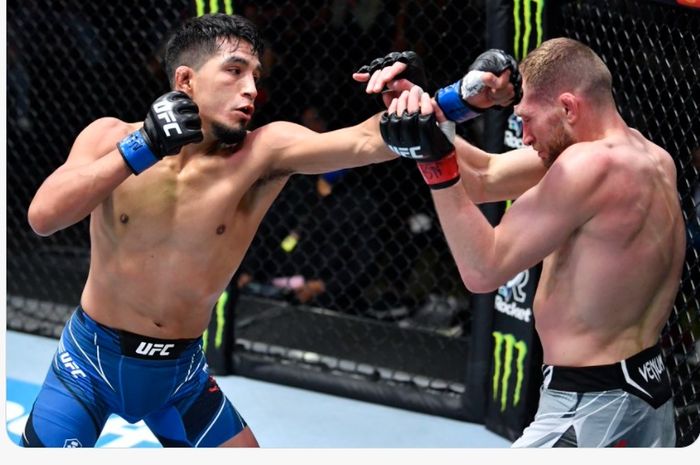 Duel Adrian Yanez (kiri) dengan Davey Grant di UFC Vegas 43, Minggu (21/11/2021) WIB.