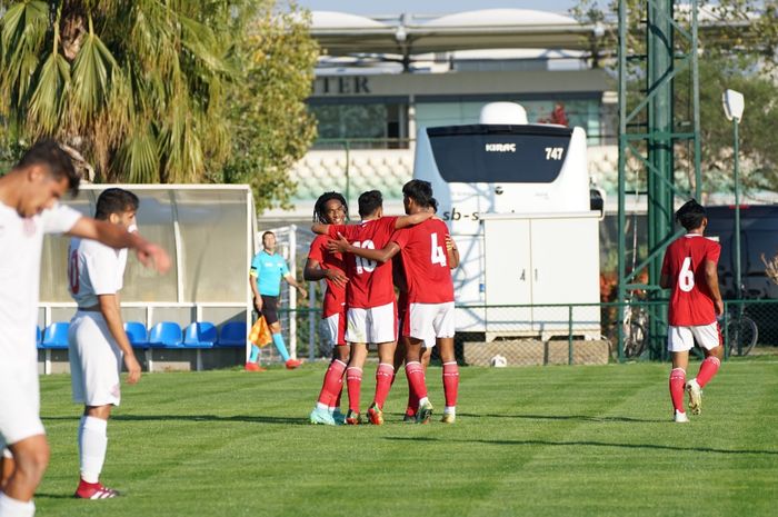 Pemain timnas U-18 Indonesia melakukan selebrasi setelah mencetak gol ke gawang Antalyaspor U-18 di Limak Football Complex, Antalya, Minggu (21/11/2021).