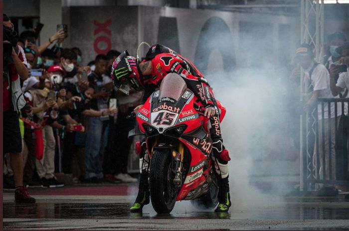 Pembalap Aruba.it Ducati Racing, Scott Redding, saat melakuka pemanasan motor pada WSBK Indonesia 2021 di Sirkuit Mandalika, Lombok, Nusa Tenggara Barat, Minggu (21/11/2021).