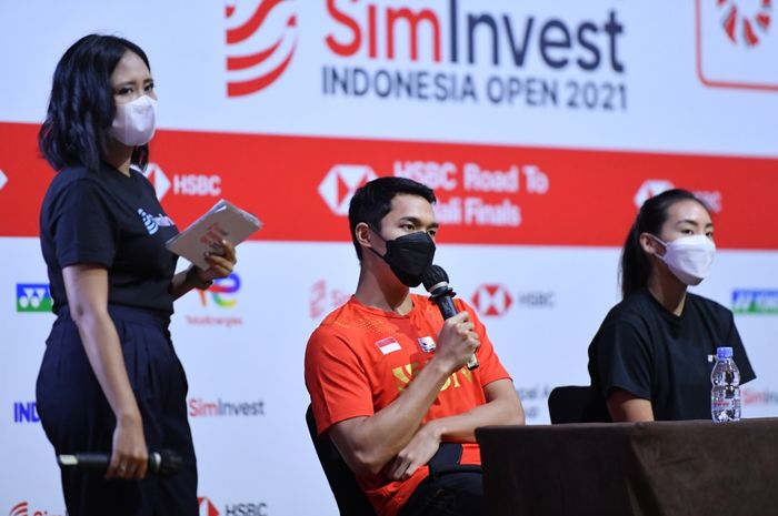 Pebulu tangkis tunggal putra Indonesia, Jonatan Christie, pada konferensi pers menjelang Indonesia Open 2021 di Bali International Convention Centre, Senin (22/11/2021).