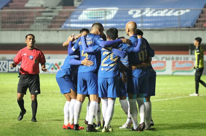 Para pemain PSIS Semarang merayakan gol Bruno Silva ke gawang PSM Makassar di Stadion Maguwoharjo, Sleman, Senin (22/11/2021).