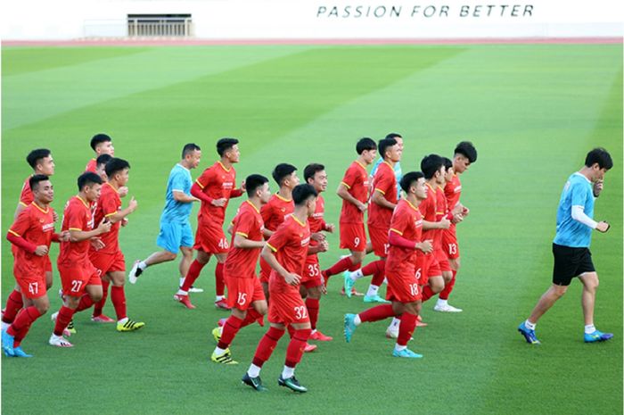 Para pemain Timnas Vietnam berlatih di Ba Ria, Vung Tau, dalam persiapan menghadapi Piala AFF 2020. Sementara Timnas Indonesia masih berlatih di Antalya, Turki.