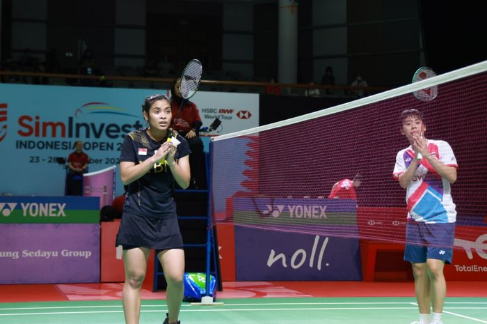 Pebulu tangkis tunggal putri Indonesia, Gregoria Mariska Tunjung, memberi salam setelah pertandingan babak pertama Indonesia Masters 2021 di Bali International Convention Centre, Selasa (23/11/2021).