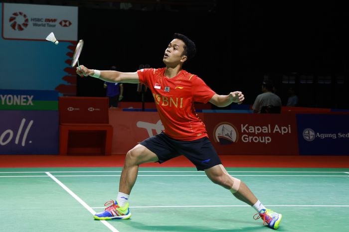 Pebulu tangkis tunggal putra Indonesia, Anthony Sinisuka Ginting, saat bertanding melawan wakil Prancis, Christo Popov, pada babak pertama Indonesia Open 2021 di Bali International Convention Centre &amp; Westin Resort, Nusa Dua, Bali, Rabu (24/11/2021).