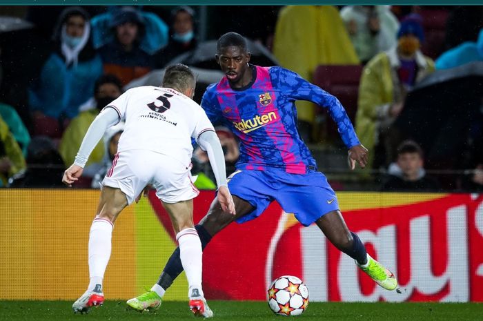 Momen duel Ousmane Dembele dengan bek Benfica pada laga di Camp Nou di pekan kelima Liga Champions 2021-2022.