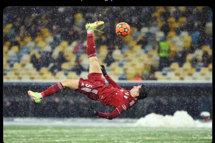 Penyerang Bayern Muenchen, Robert Lewandowski, mencetak gol salto ke gawang Dynamo Kyiv di Liga Champions