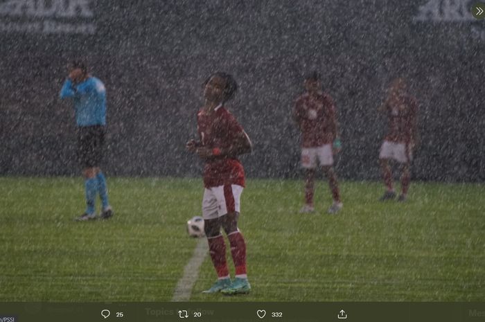 Derasnya hujan memaksa laga Timnas U-18 Indonesia vs Alanyaspor U-18 harus berhenti pada menit ke-50.