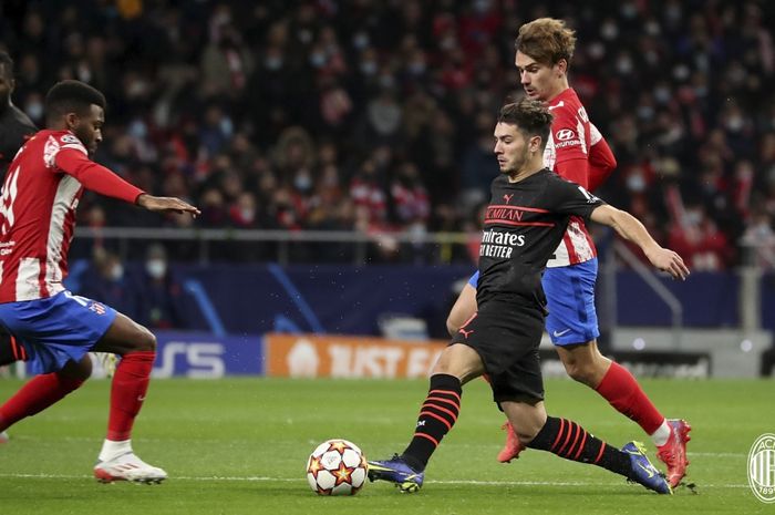 Momen Brahim Diaz berduel dengan Thomas Lemar pada laga Atletico Madrid versus AC Milan dalam matchday kelima Grup B Liga Champions.