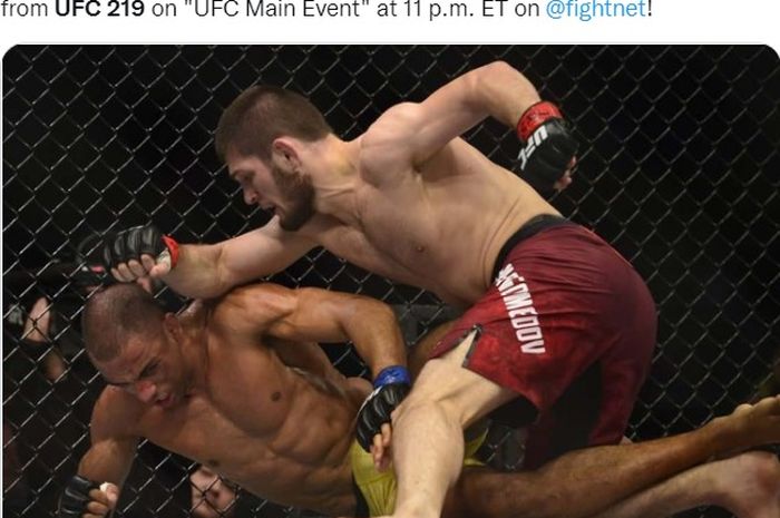 Momen pertarungan Khabib Nurmagomedov (celana merah) melawan Edson Barboza (celana kuning) pada UFC 219 silam (30/12/2017).