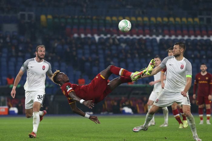 Tammy Abraham mencetak gol salto pada gol keduanya kegawang Zorya Luhansk dalam kemenangan 4-0 pada matchday kelima Grup C UEFA Conference League.