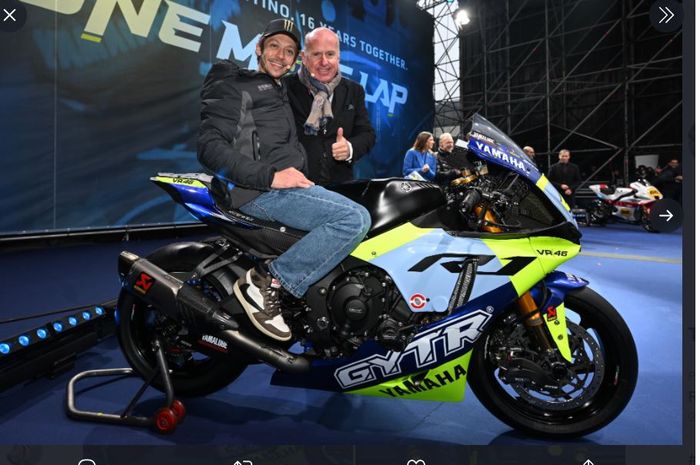 Valentino Rossi saat menerima tribute khusus dari Yamaha di Milan, Italia, Kamis (25/11/2021)