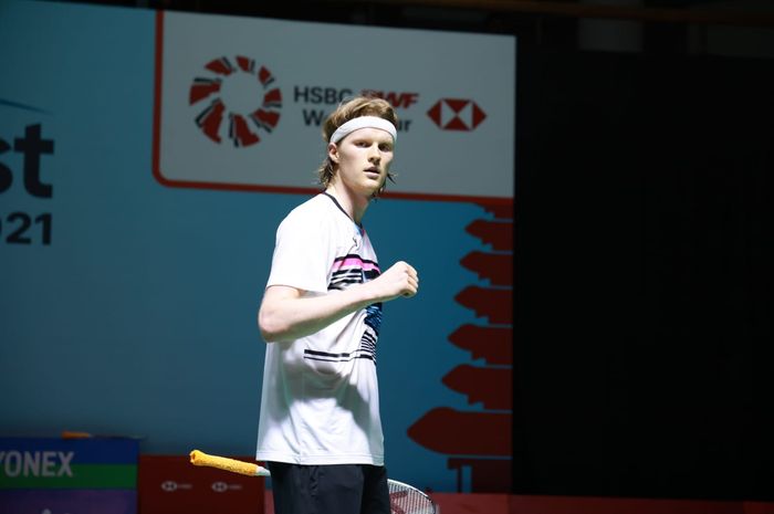 Tunggal putra Denmark, Anders Antonsen saat beraksi pada ajang Indonesia Open 2021 di Nusa Dua Bali