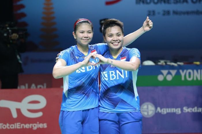 Pasangan ganda putri, Greysia Polii/Apriyani Rahayu, usai meraih kemenangan pada babak semifinal Indonesia Open 2021 di Bali International Convention Centre, Nusa Dua, Bali, Sabtu (27/11/2021).