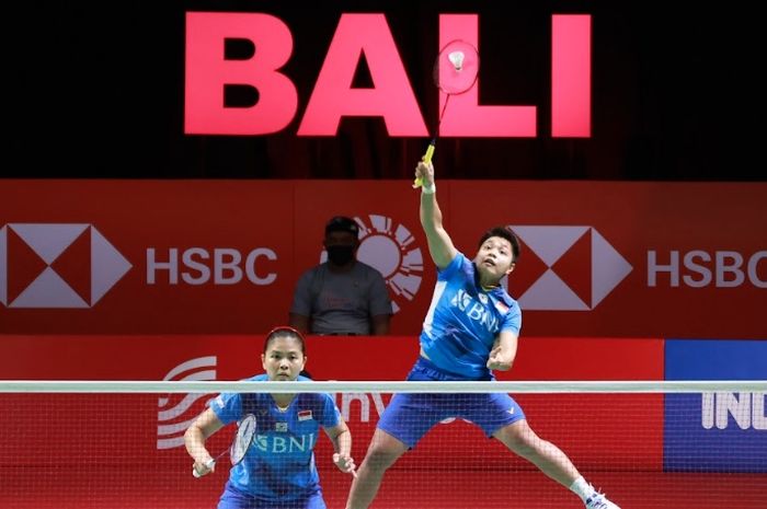 Pasangan ganda putri, Greysia Polii/Apriyani Rahayu, saat beraksi pada babak semifinal Indonesia Open 2021 di Bali International Convention Centre, Nusa Dua, Bali, Sabtu (27/11/2021).