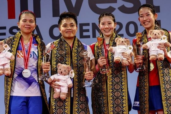 Ganda putri Indonesia, Greysia Polii/Apriyani Rahayu berpose di podium Indonesia Open 2021 bersama wakil Jepang, Nami Matsuyama/Chiharu Shida.